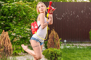 Squirt gun and pussy fun